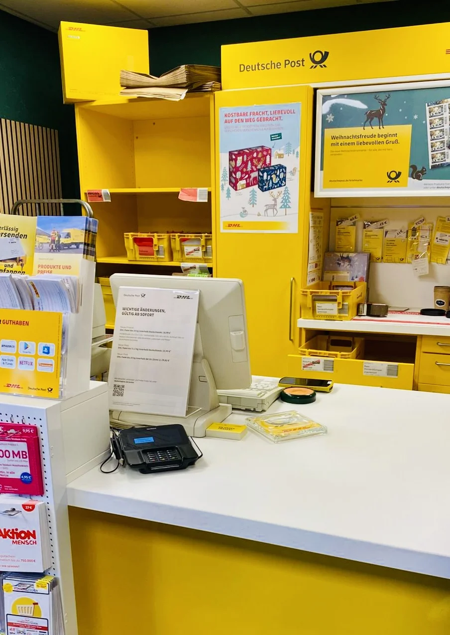 Postfiliale Bereich mit DHL Paketversand und Services bei Onkel Max Bamberg