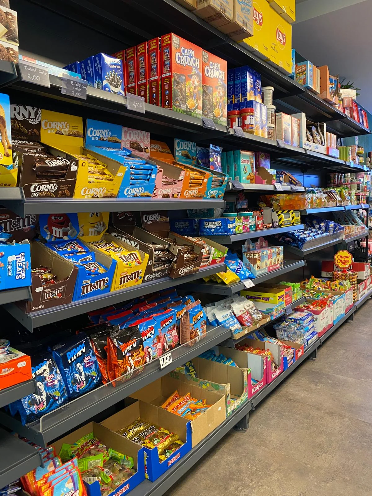 US-Süßigkeiten Regal mit M&Ms, Twix, Snickers, Mars und vielen amerikanischen Snacks bei Onkel Max Bamberg